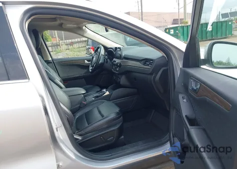 2020 Ford Escape Titanium z USA, uszkodzony, nr VIN 1FMCU9J99LUA40069